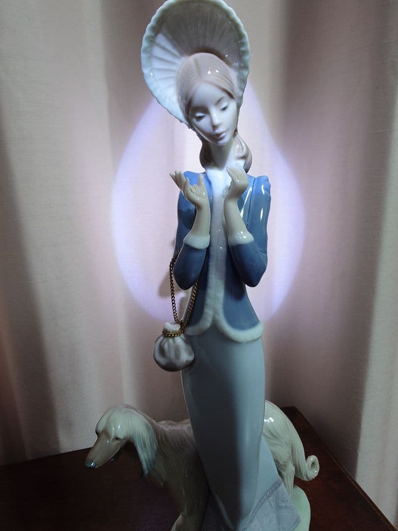 専用J様　LLADRO　青と白の陶器製女性像と犬