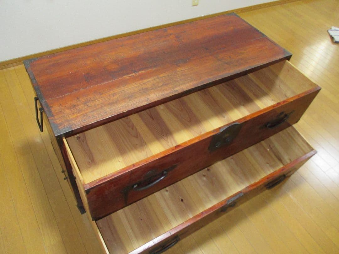 伝統的な日本のアンティーク木製箪笥