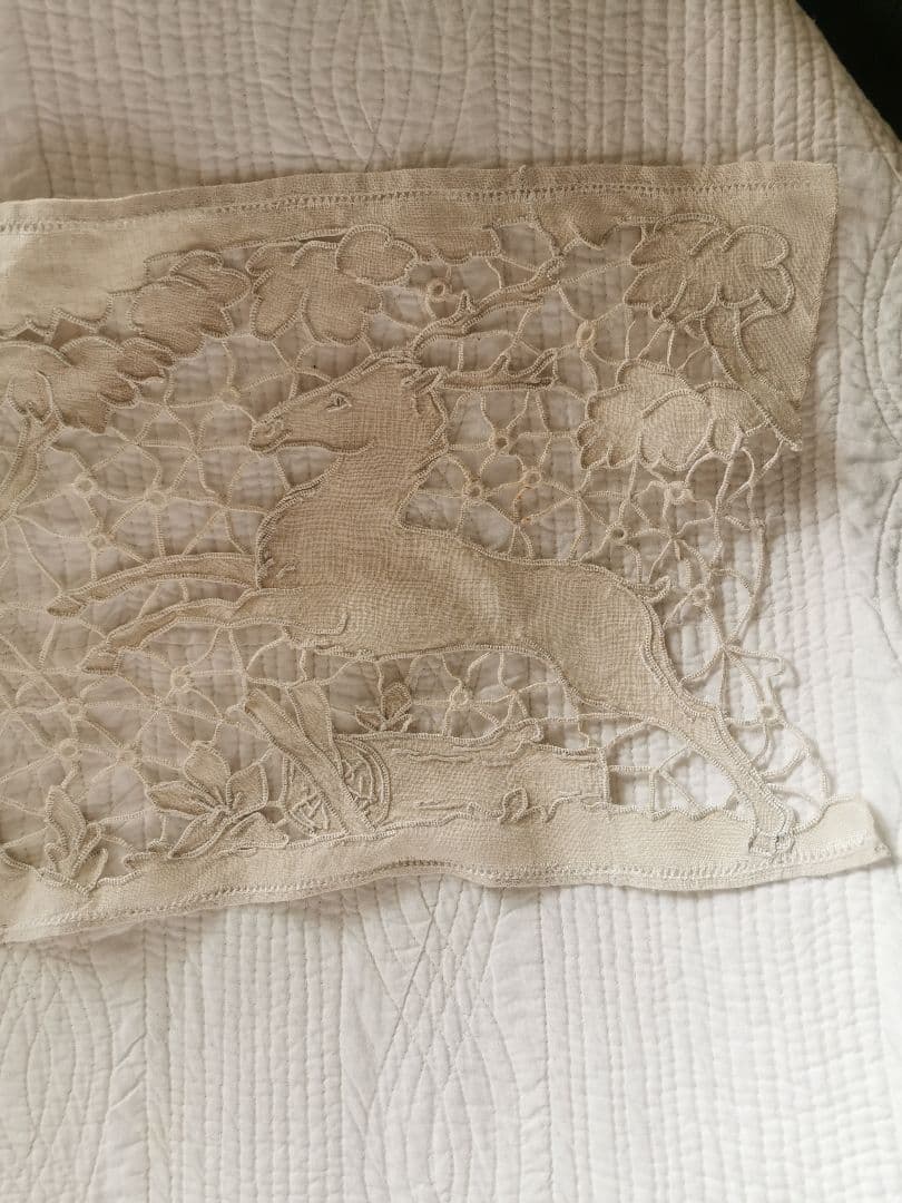 アンティーク フランス 狩猟の光景 鹿・騎馬者・犬 カットワーク リネンクロス