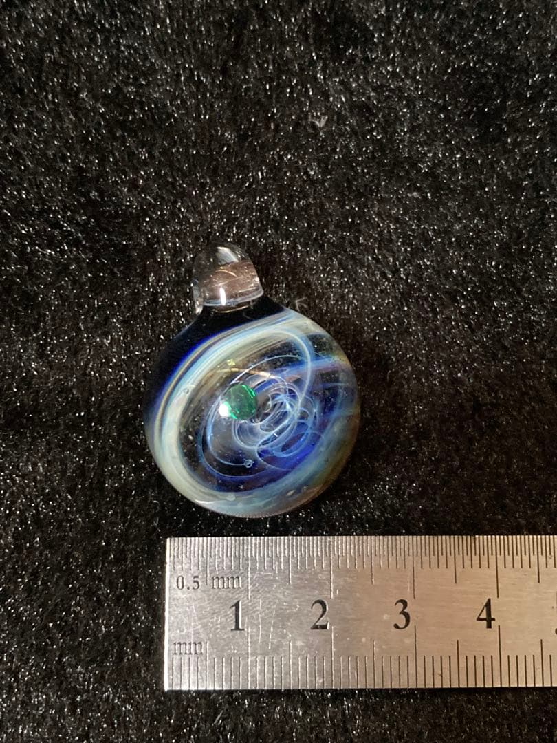 凄く綺麗なグリーンのオパールの入った宇宙ガラス。