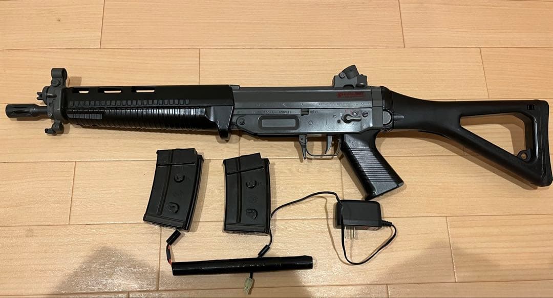 東京マルイ　電動ガン SIG 551 バースト　マガジン2個 充電器付き
