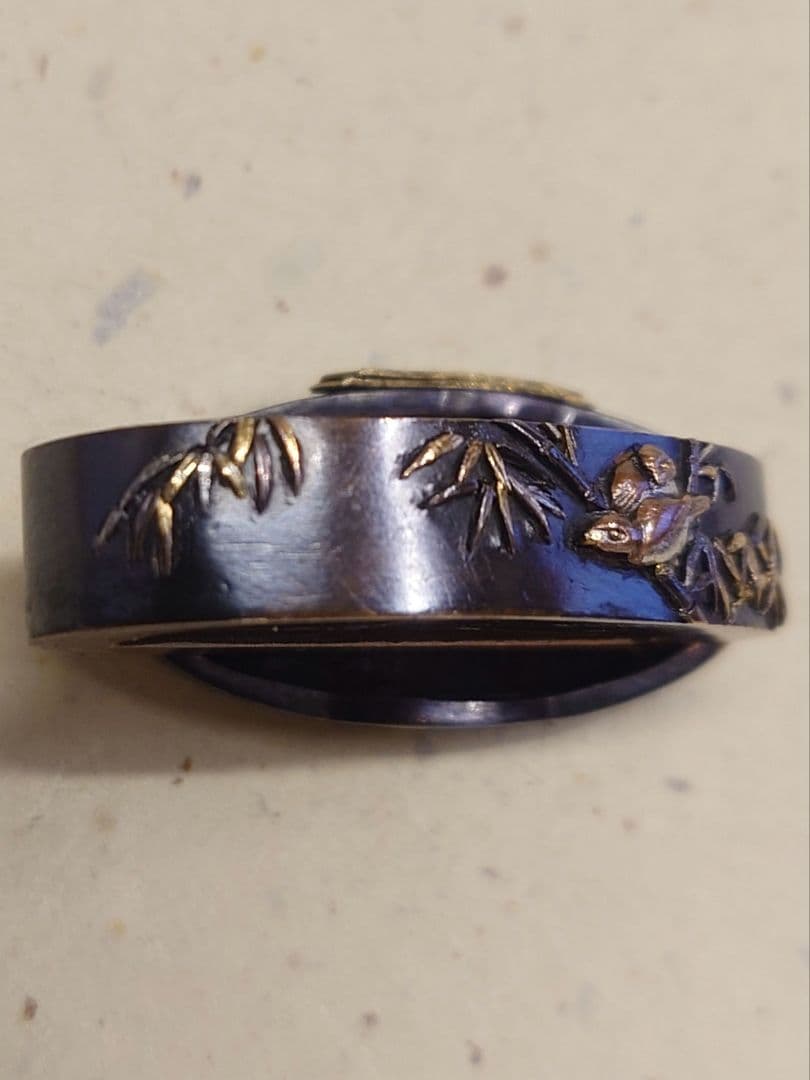 縁頭、山金地に竹に雀図