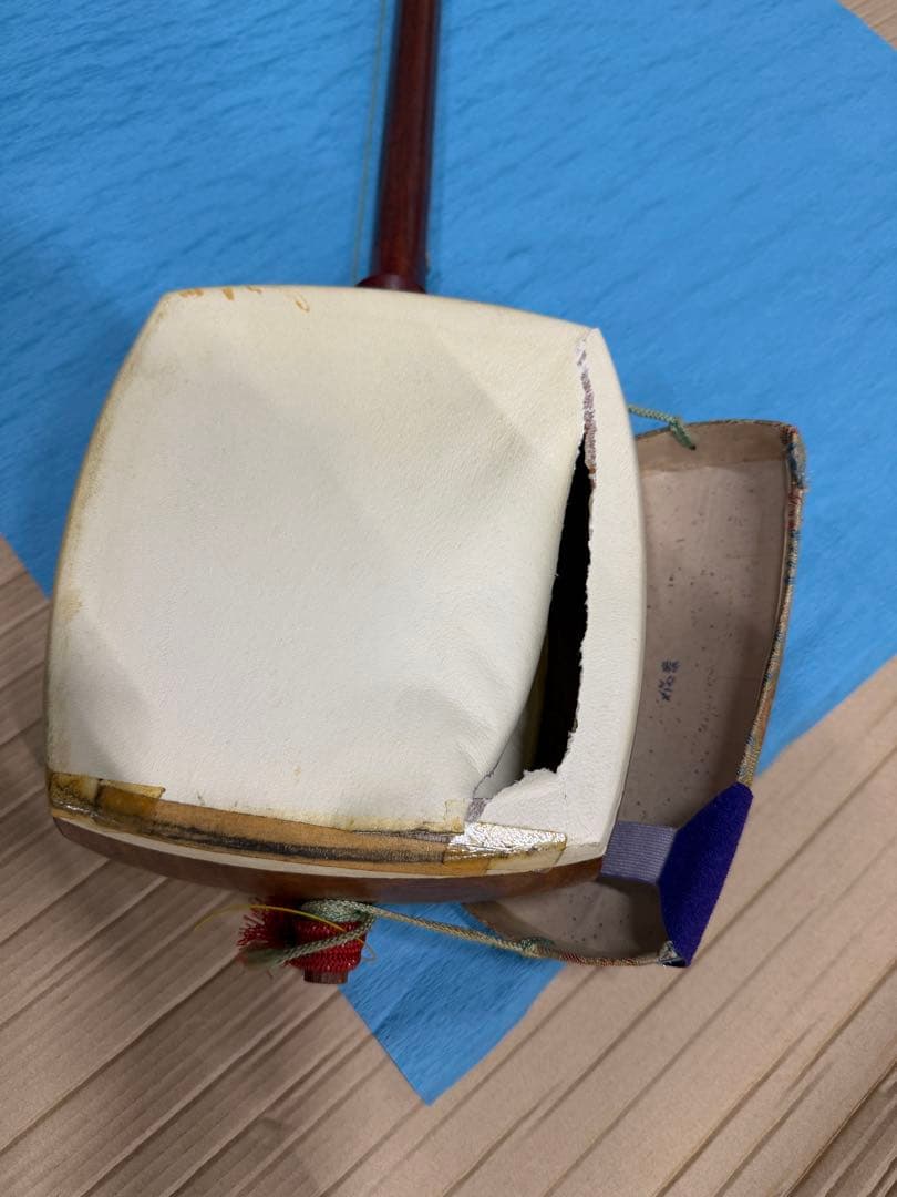 ケース付き三味線 本体 皮破れ 伝統的な模様の布装飾　棹継ぎ有 撥胴掛け教本付き