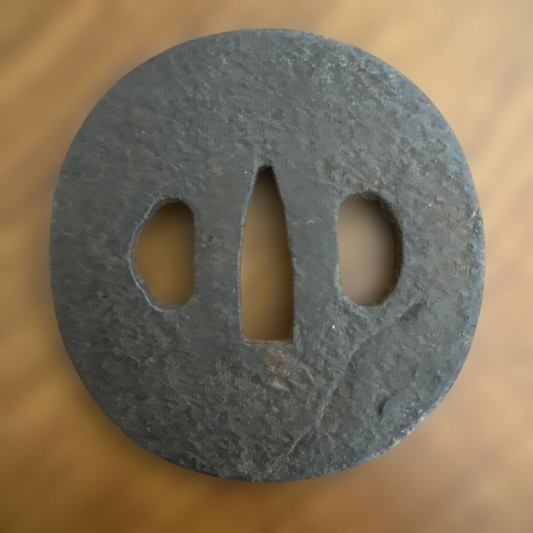 日本刀の鍔　アンティーク　美術品　工芸品　刀装具　紅葉模様の黒色金属鍔 122g