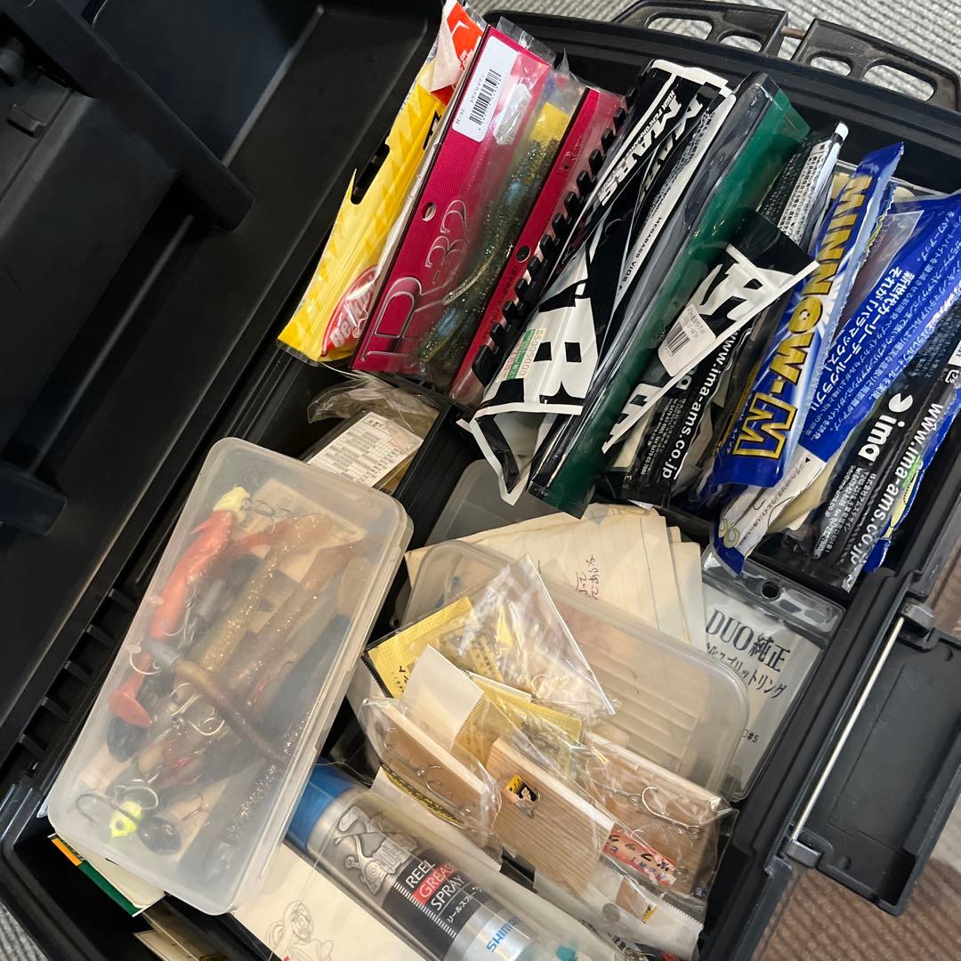 ルアーボックスとルアーなど