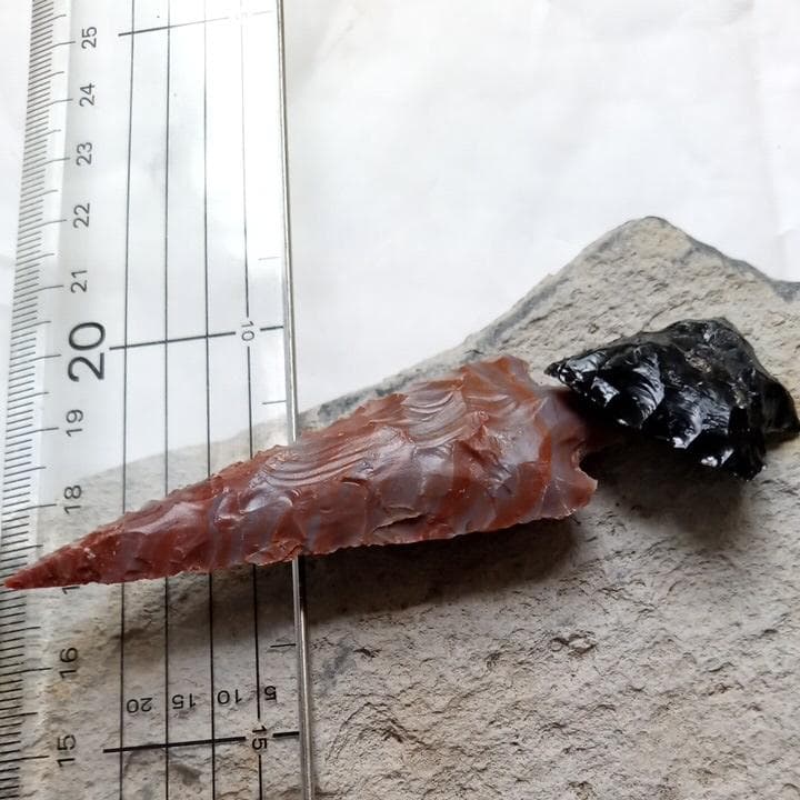 石器　有舌尖頭器　変成長石　黒曜石　矢じり　　180