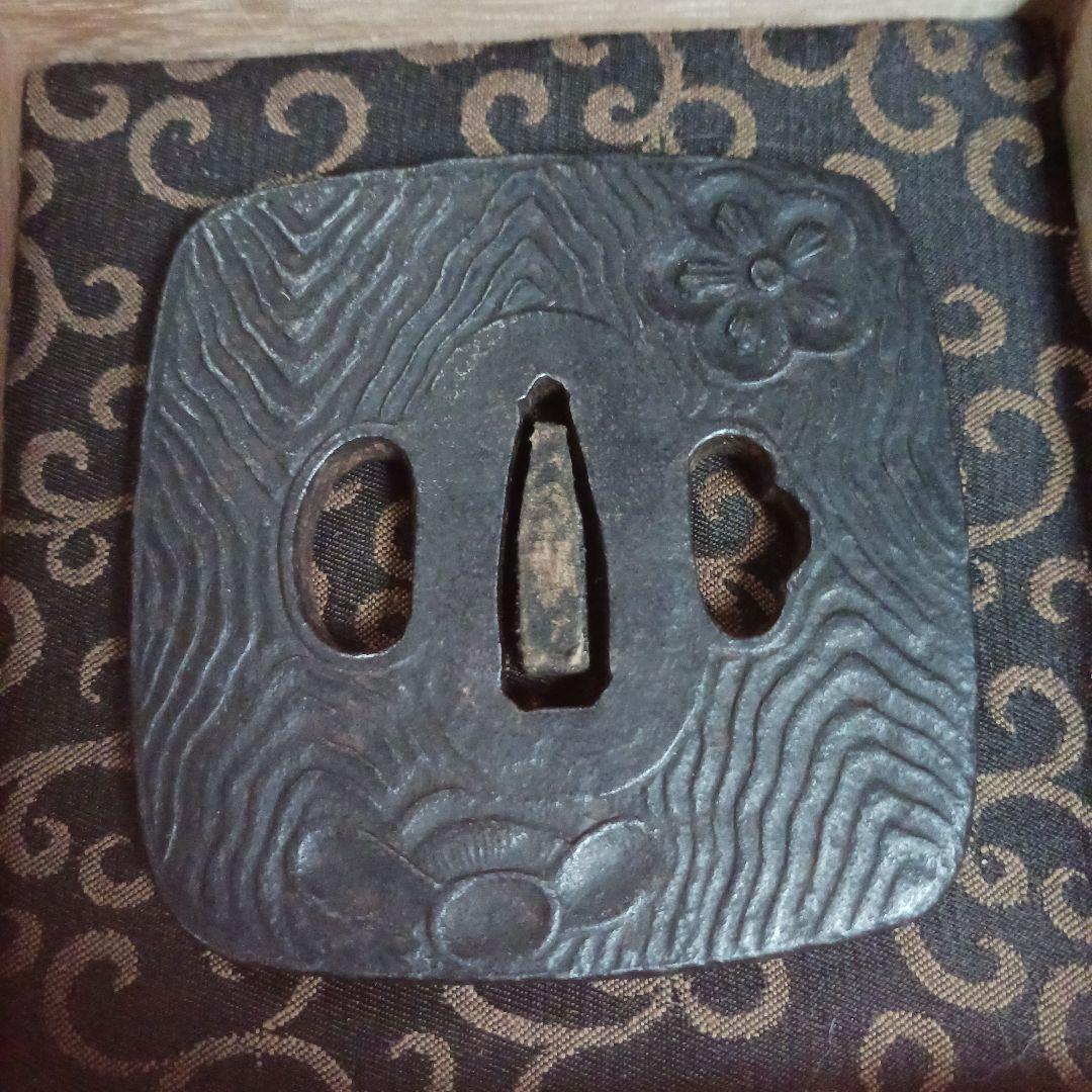 鍔　刀鍔　四角鍔　梅山水　鉄地　木箱付き