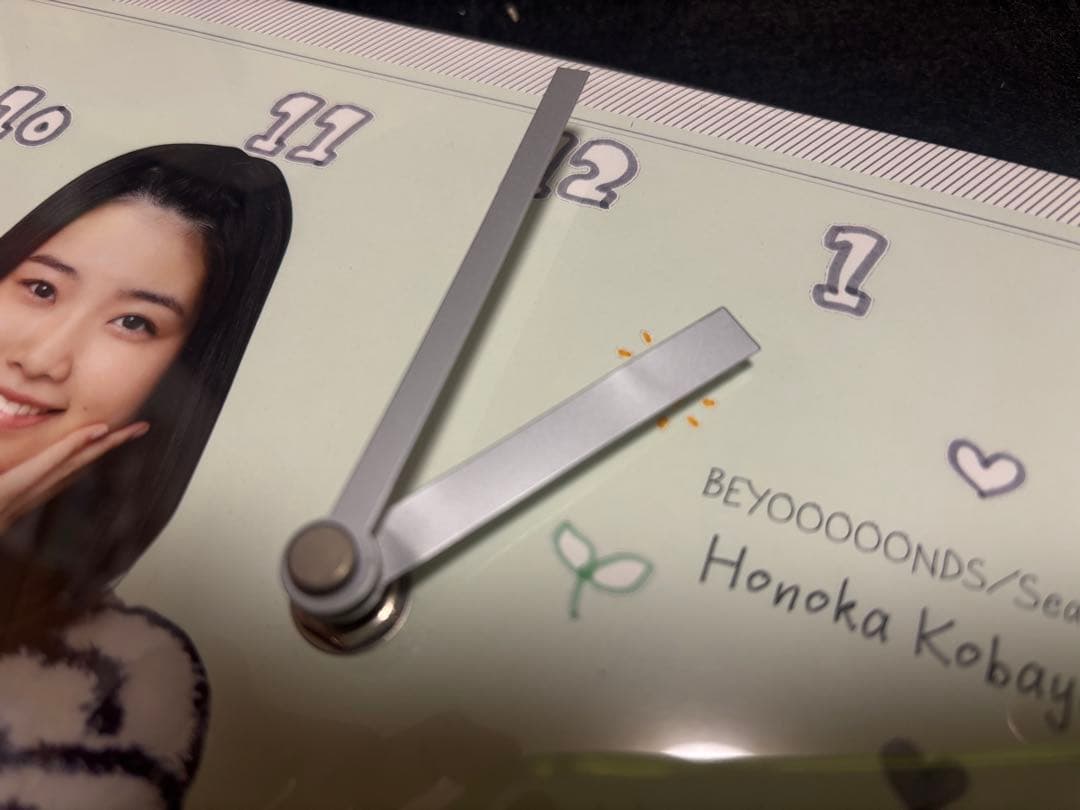 BEYOOOOONDS 小林萌花 直筆プリント入りクロック