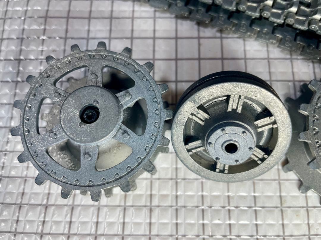 ヘンロン1\16 ヤークトパンサー&パンサーG純正金属履帯起動輪誘導輪