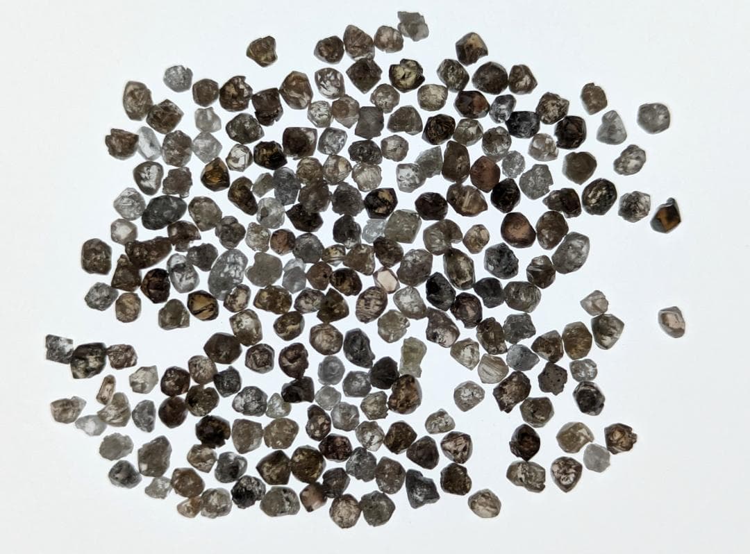 天然ダイヤモンド原石（蛍光アリ）　合計10カラット