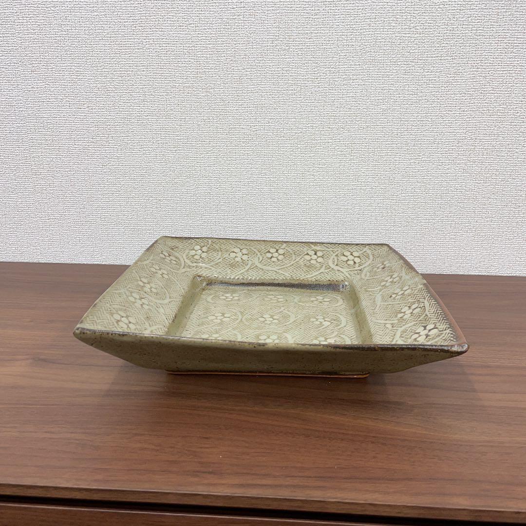 【人間国宝】島岡達三 地釉象嵌 唐草文角皿 (径28cm)