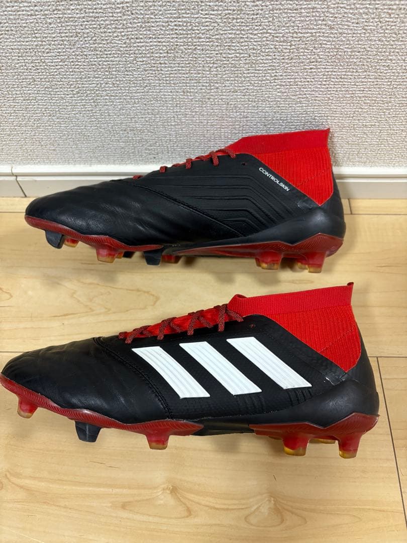 サッカースパイク　アディダス　プレデター