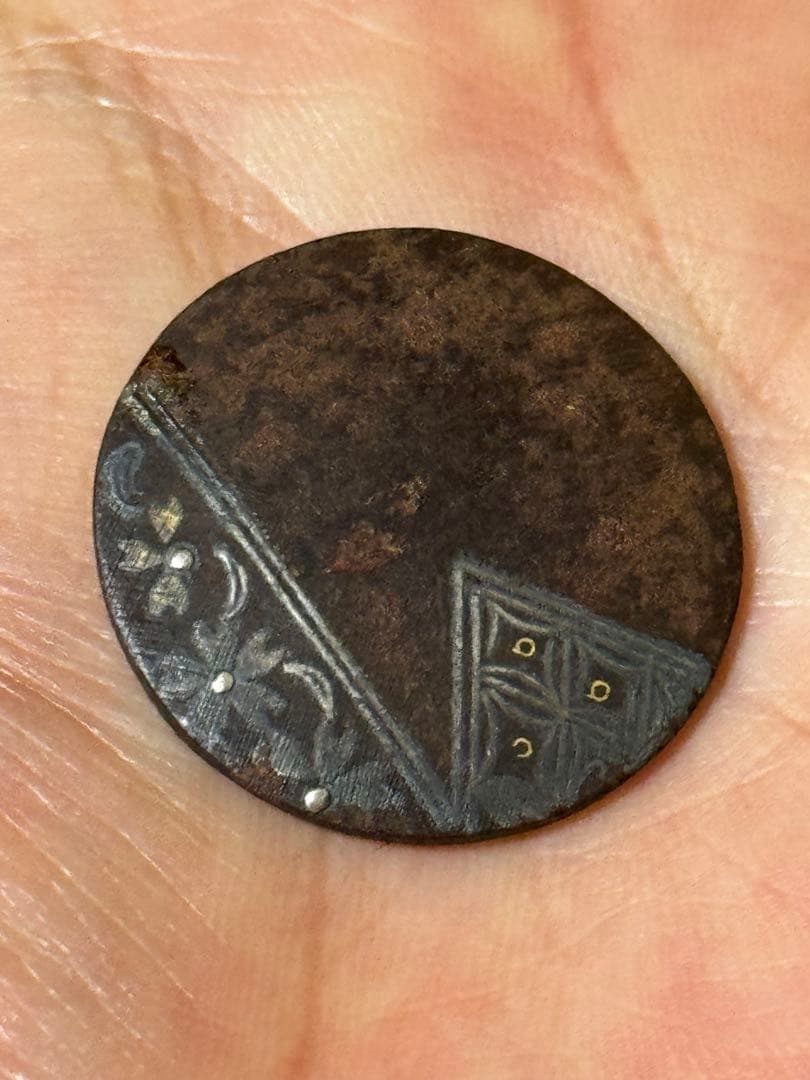 江戸期 古鉄製 金銀象嵌 花菱紋 丸型 根付 提げ物