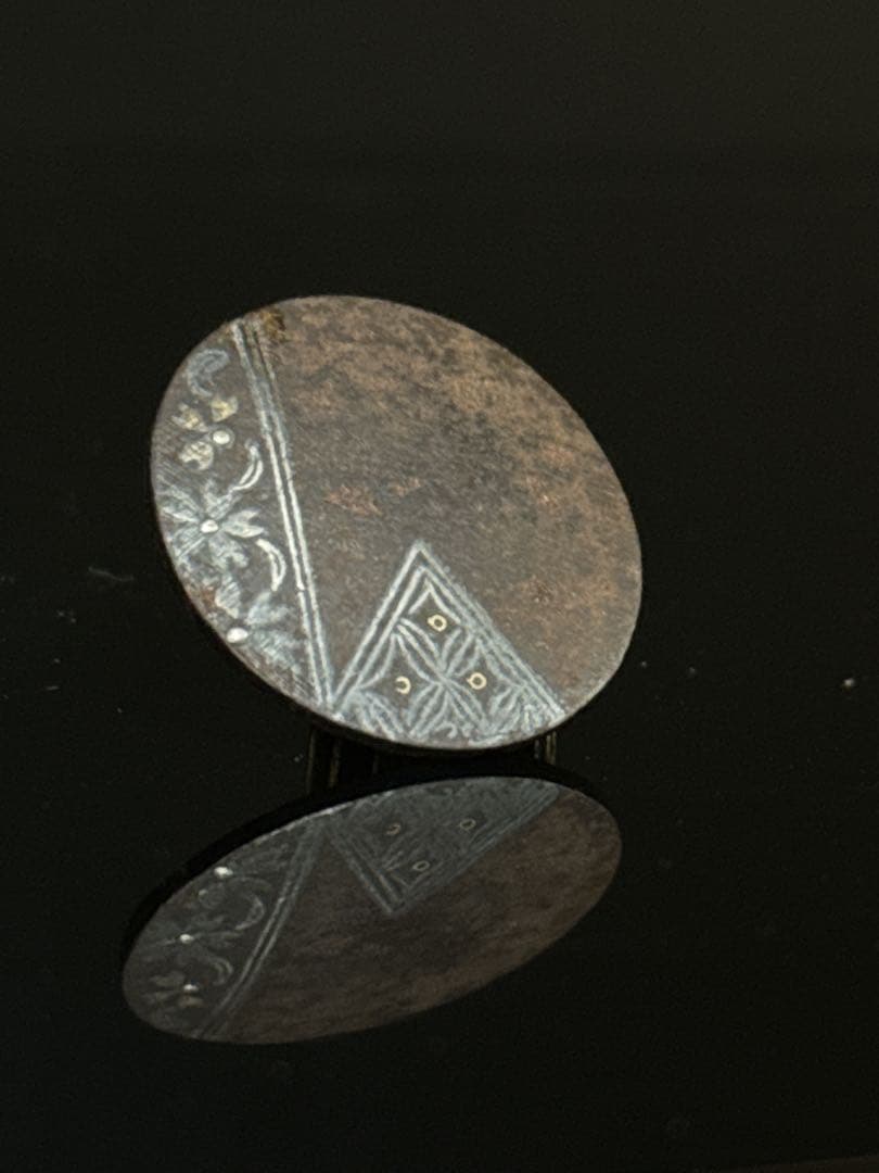 江戸期 古鉄製 金銀象嵌 花菱紋 丸型 根付 提げ物