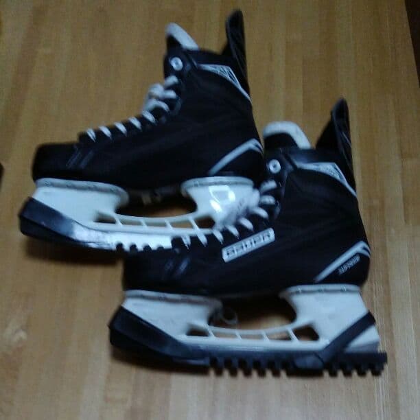 カナダノアイスホッケ靴bauer会社の正規品です。