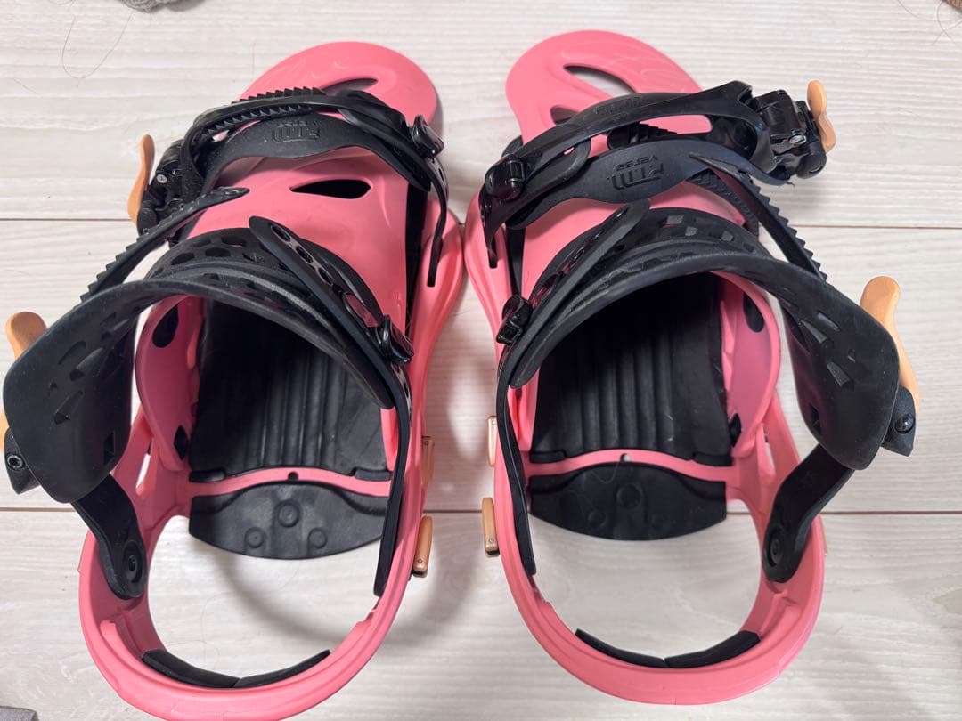 ピンク スノーボード ビンディング