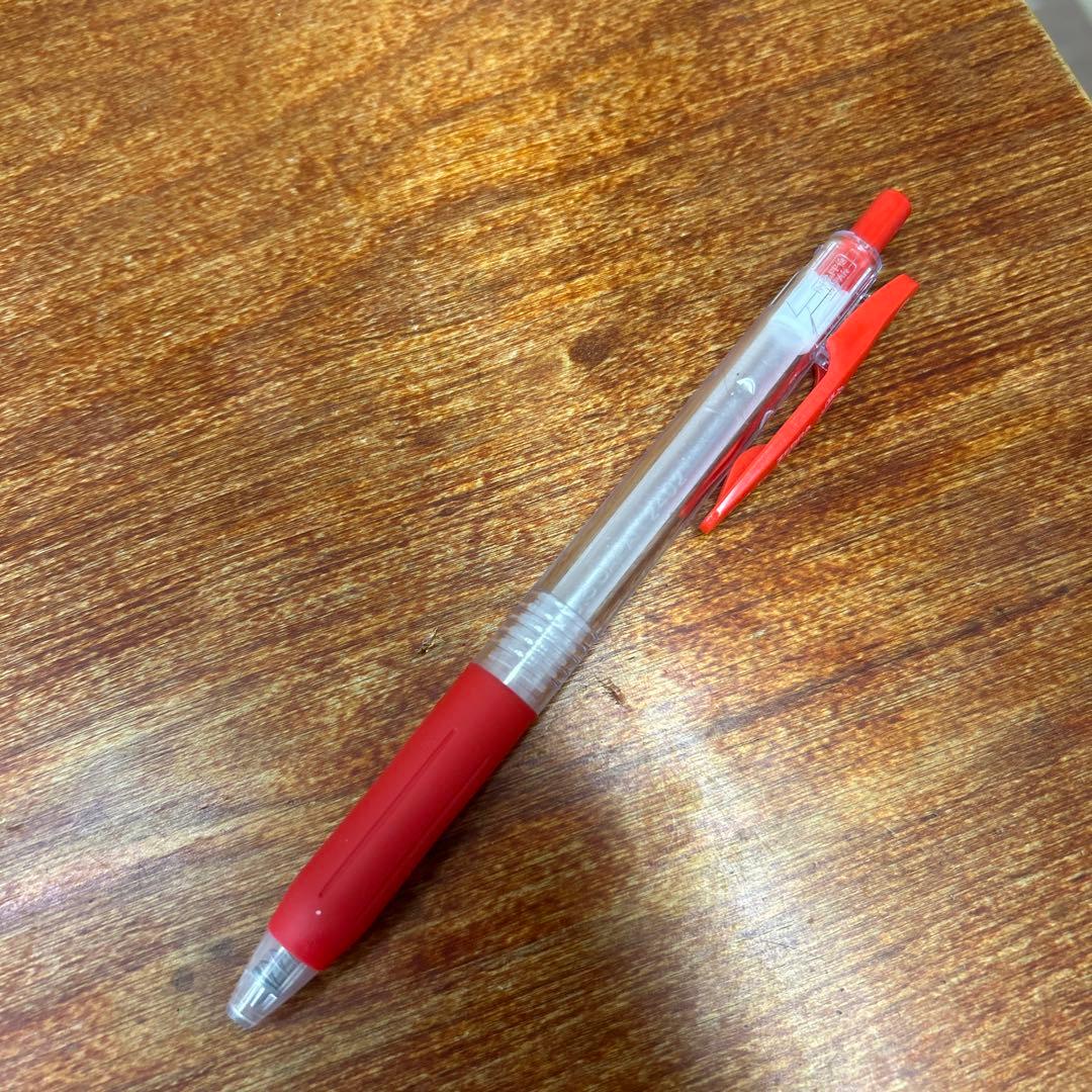 赤いクリアボディボールペン