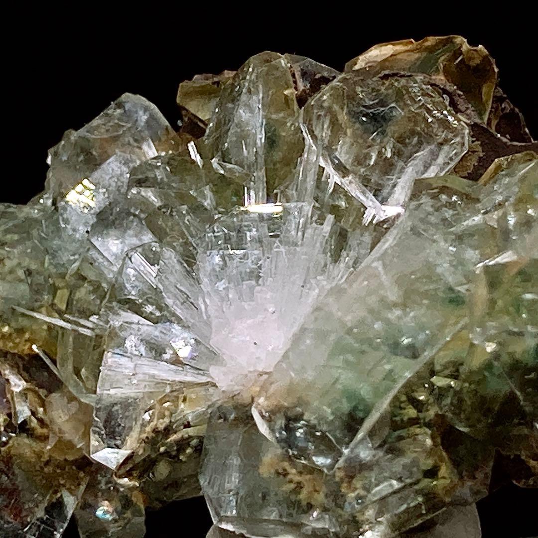 ま*ろ様 アポフィライト　スコレサイト　魚眼石　原石　鉱物標本　天然石　670