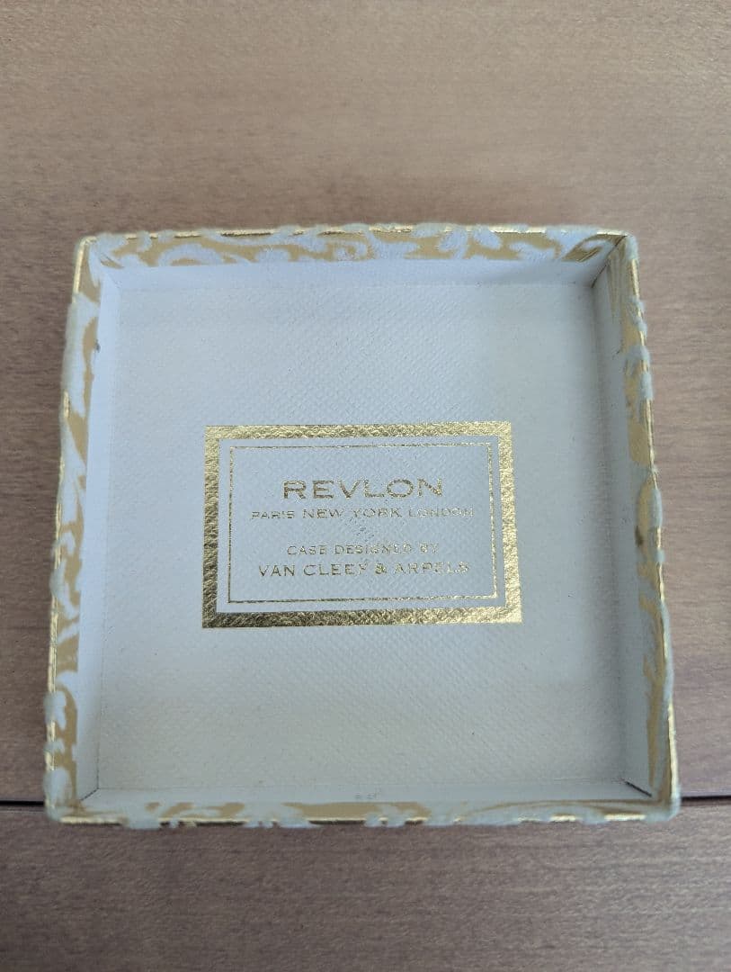 REVLON アンティーク コンパクトケース シルバーカラー 箱付き 未使用品