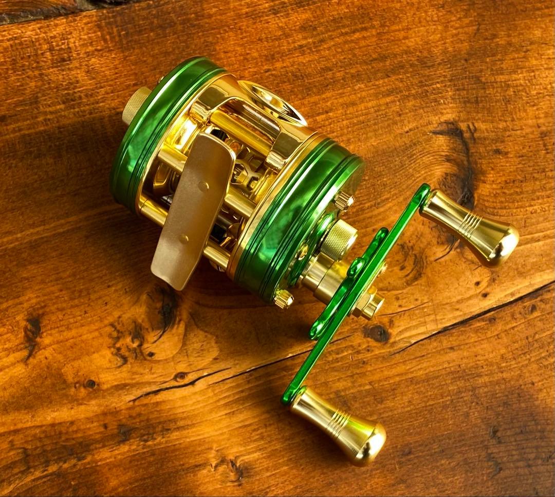 新品未使用　トラウト　ベイトリール　丸型　リール　グリーン×ゴールド　渓流釣り