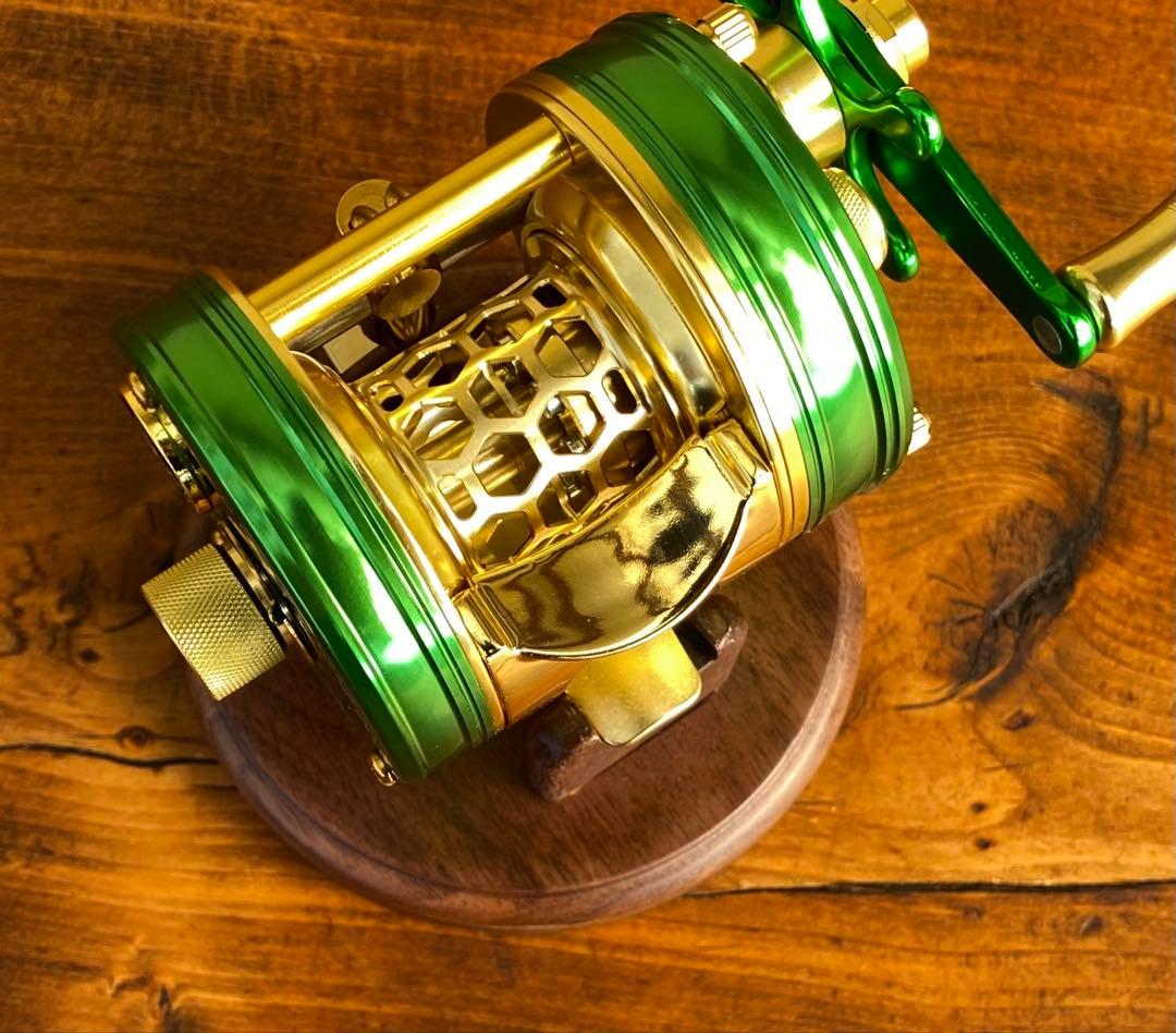 新品未使用　トラウト　ベイトリール　丸型　リール　グリーン×ゴールド　渓流釣り