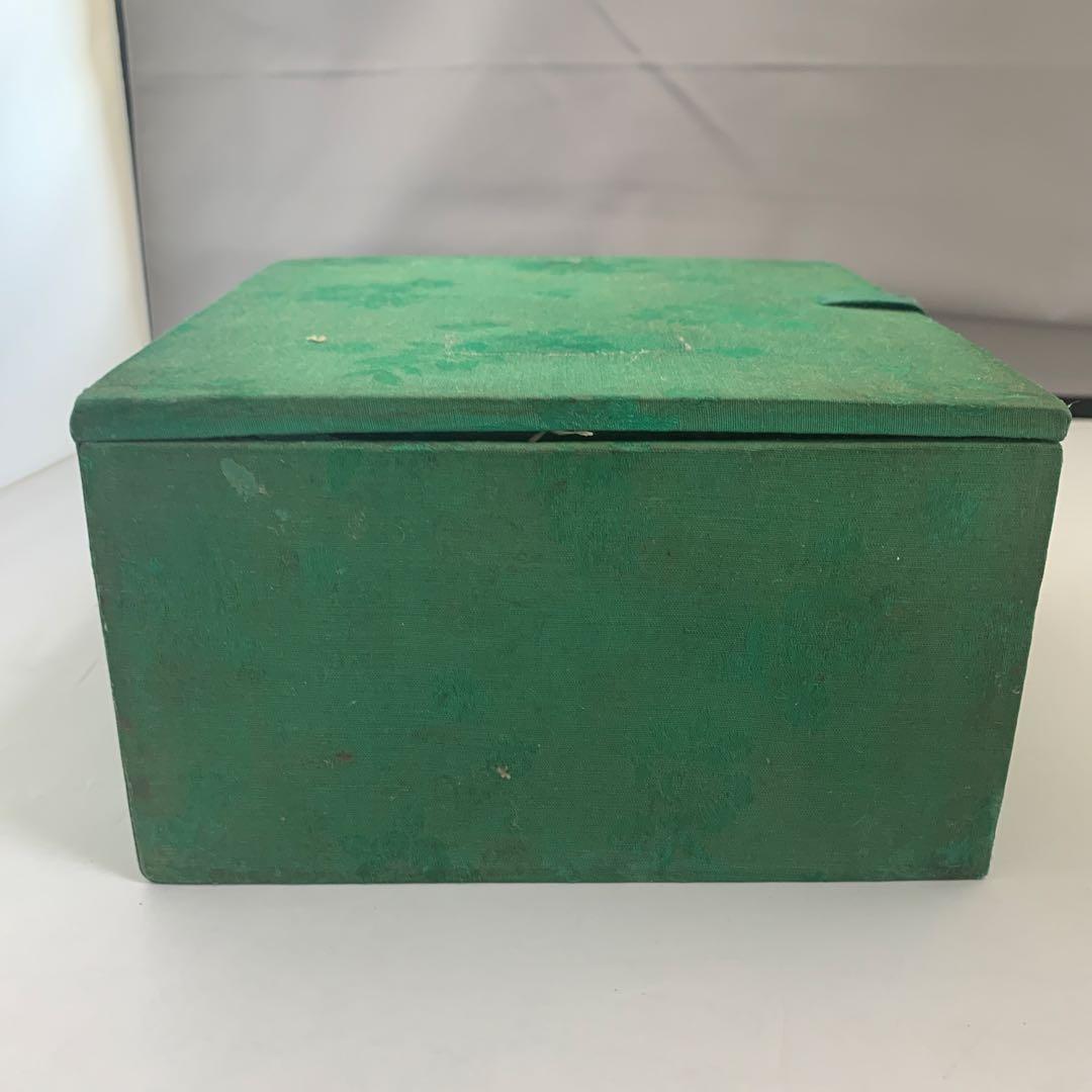 【箱付き】青白磁の女性人物画　中椀