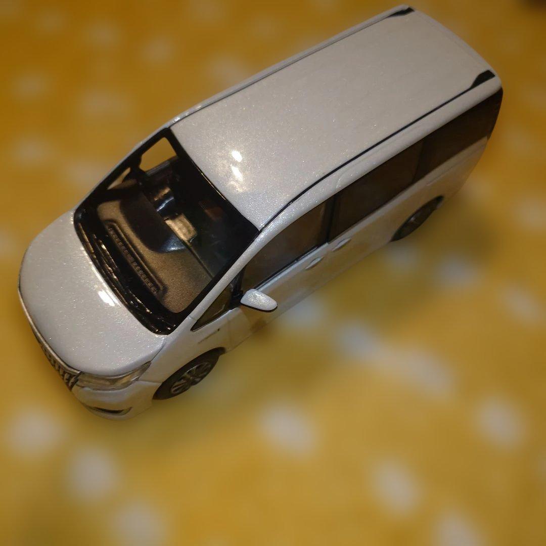 Esquire ミニカー 070 ホワイトパールクリスタルシャイン　模型