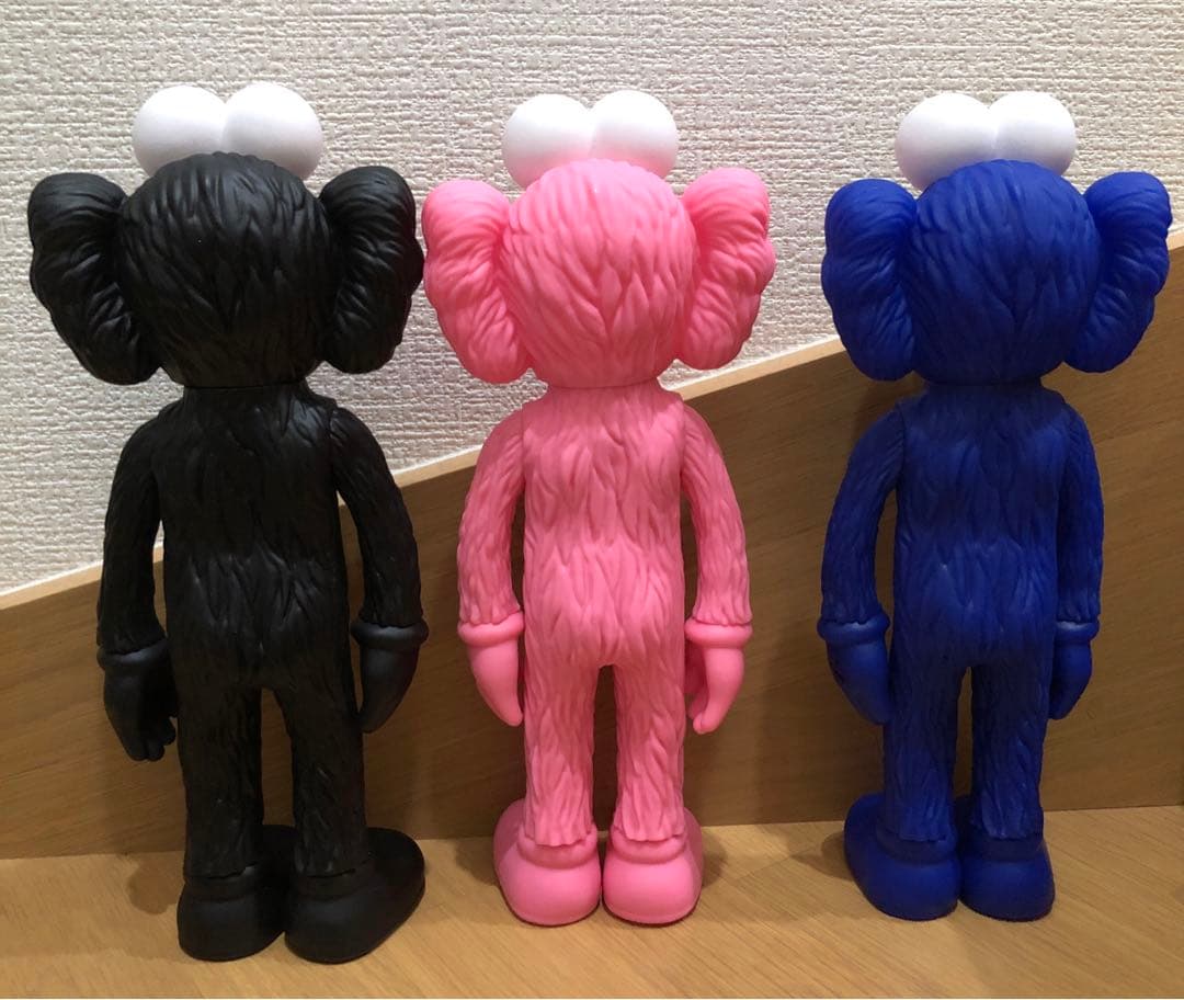 KAWS カウズ モチーフフィギュア ブラック ピンク ブルー フィギュア 3体