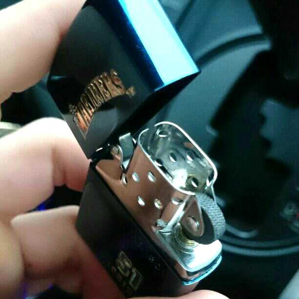 完全未使用のプレミアのジッポです