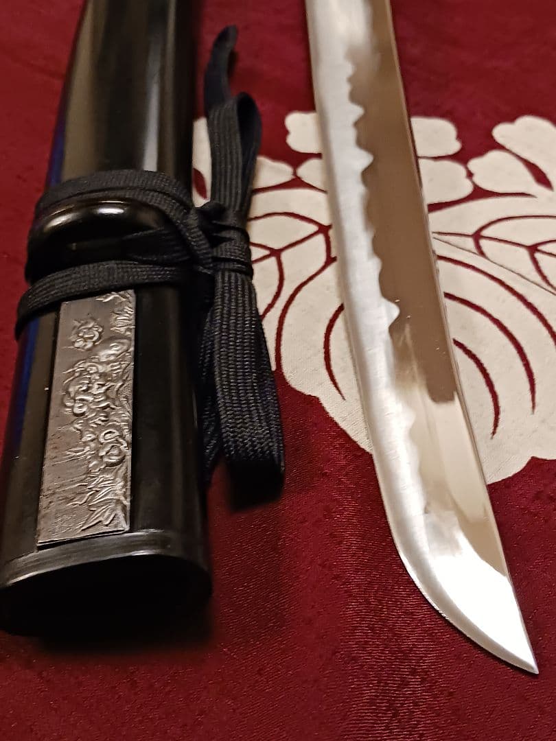 脇差し黒拵え(超薄刃)　化粧小柄付き　鉄鐔(京菊鐔)　刃文.備前伝(互ノ目乱れ)