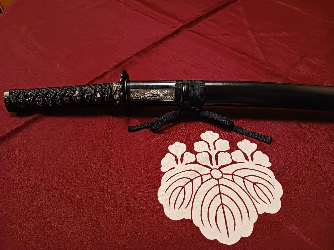 脇差し黒拵え(超薄刃)　化粧小柄付き　鉄鐔(京菊鐔)　刃文.備前伝(互ノ目乱れ)