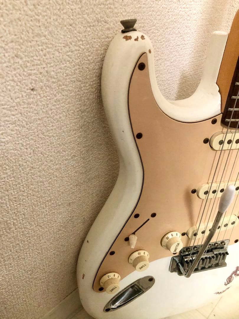 ジミヘンごっこ￼！左利き用を右利き用にしたストラトタイプエレキギター￼