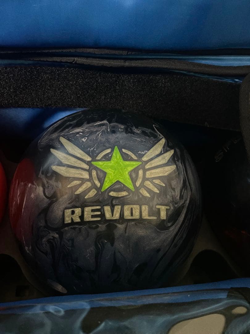 REVOLT ボウリングボール 黒/緑