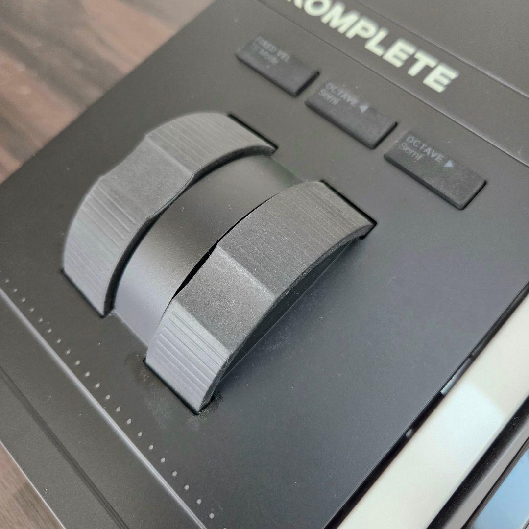 KOMPLETE KONTROL S49 MK2 MIDIキーボード