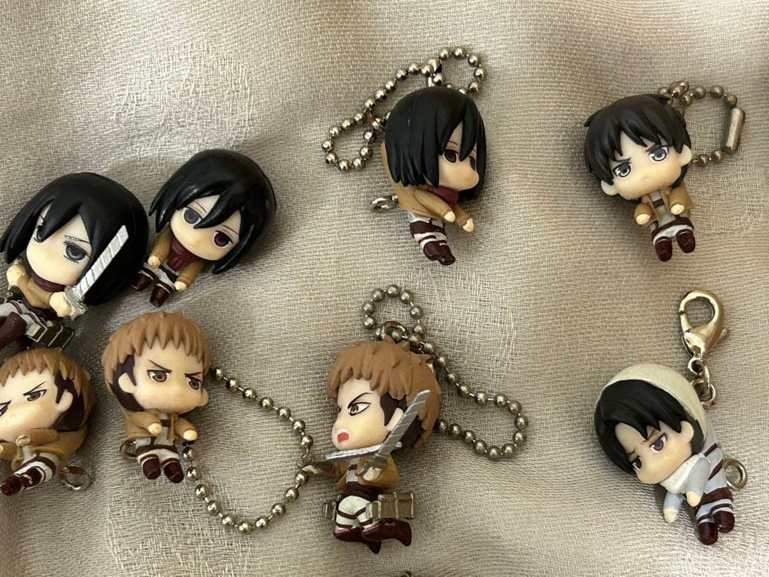 進撃の巨人 つまんでつなげてマスコット キーホルダー ガチャなど