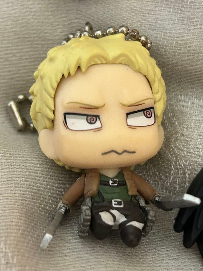 進撃の巨人 つまんでつなげてマスコット キーホルダー ガチャなど