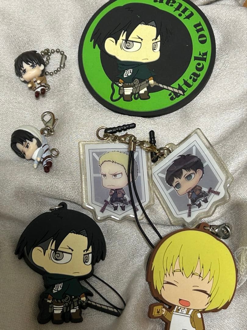 進撃の巨人 つまんでつなげてマスコット キーホルダー ガチャなど