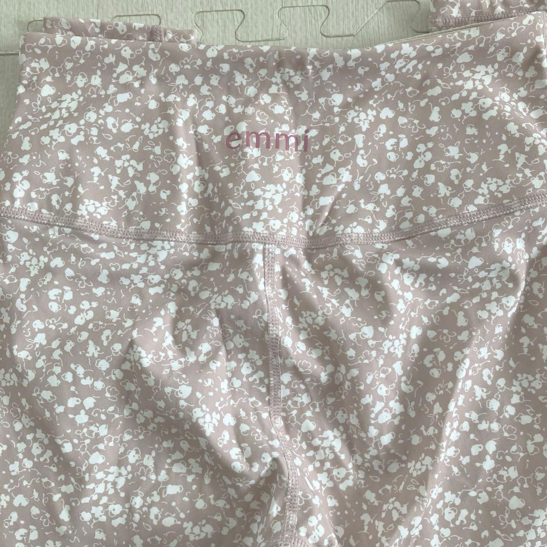 emmi ヨガ　花柄 ヨガウェアセット　ブラトップ　レギンス