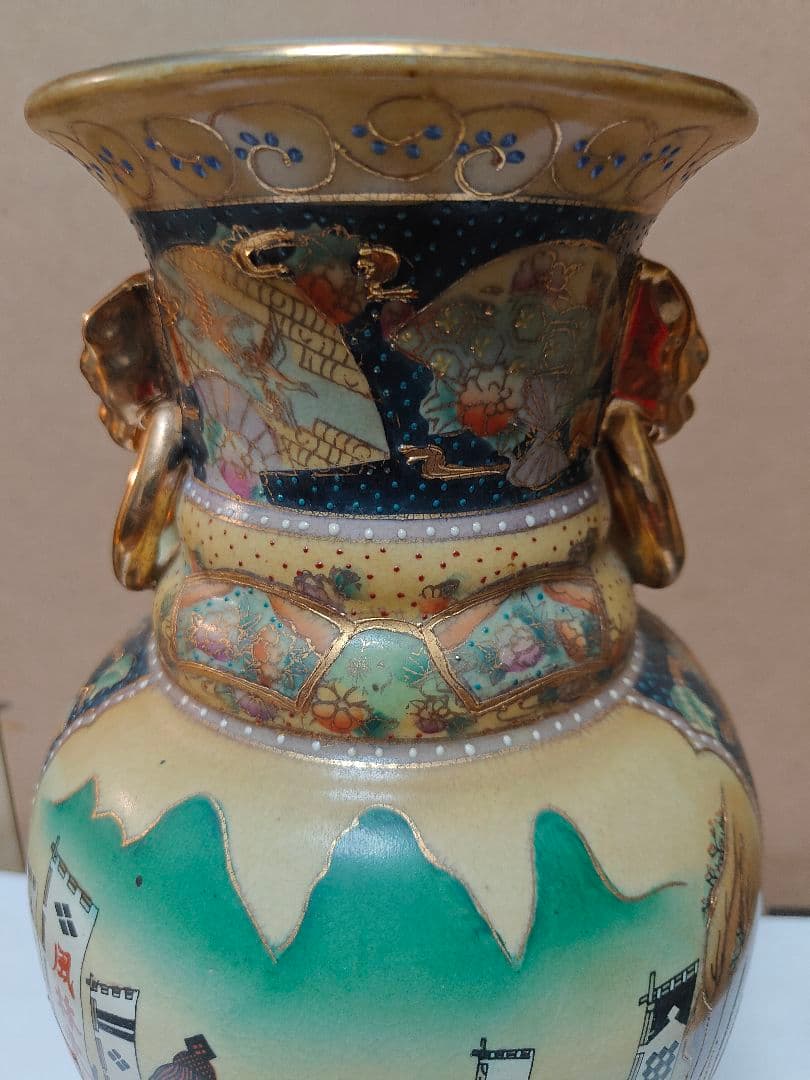 日本の伝統的な絵柄が施された陶器の花瓶非常にまれ