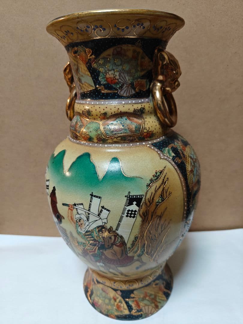 日本の伝統的な絵柄が施された陶器の花瓶非常にまれ