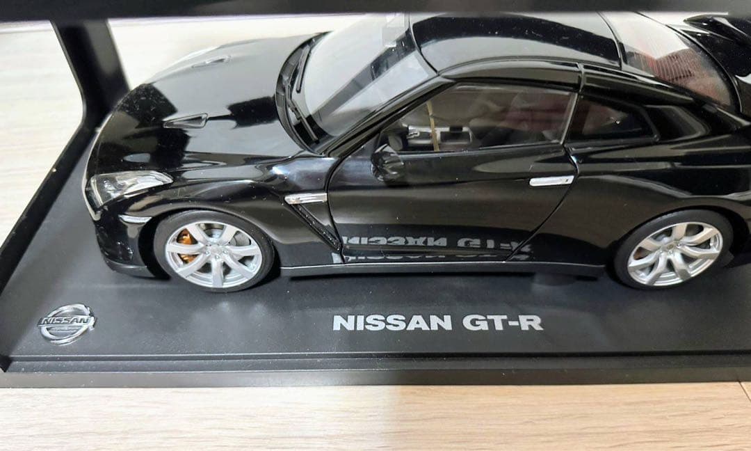 Nissan GT-R 1/18 ブラックモデルカー