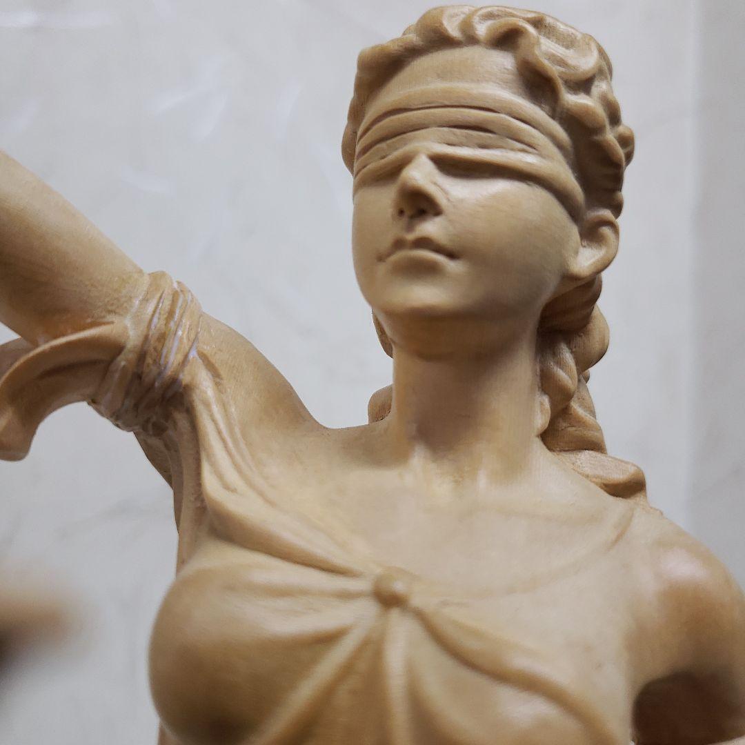 Ｂフライデー蔵出特価希少彫り裁判所のシンボルヒバ材 正義の女神像ユースティティア