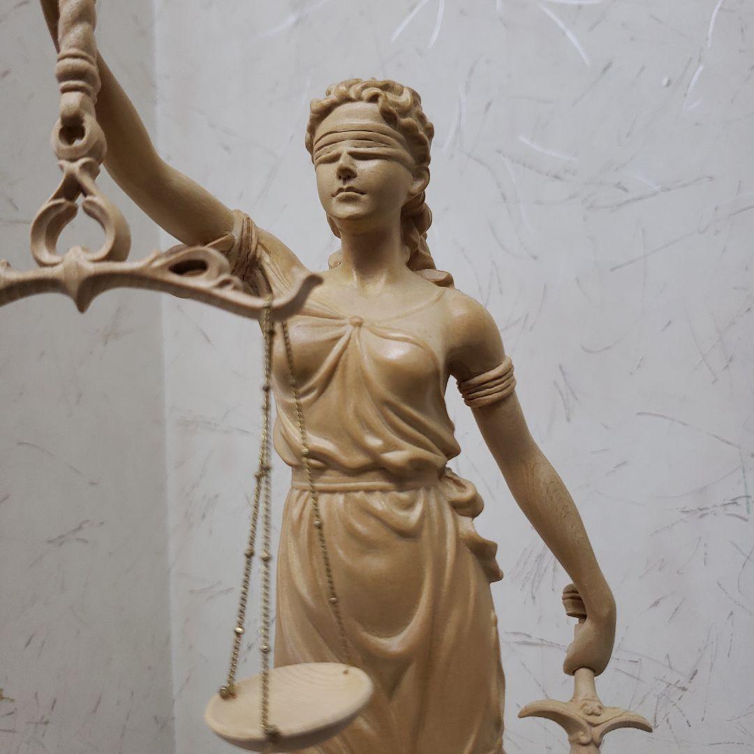 Ｂフライデー蔵出特価希少彫り裁判所のシンボルヒバ材 正義の女神像ユースティティア