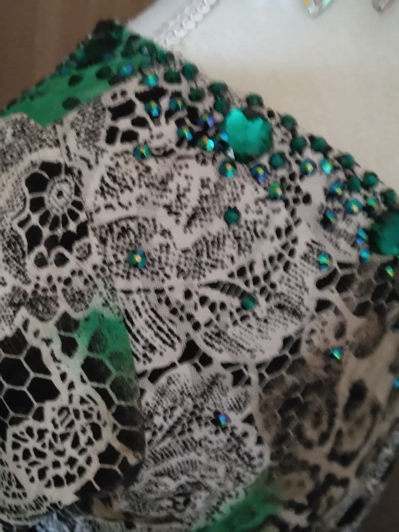 社交ダンス用ドレス 緑と黒のレオパード柄、グリーンのラインストーンが素敵なドレス