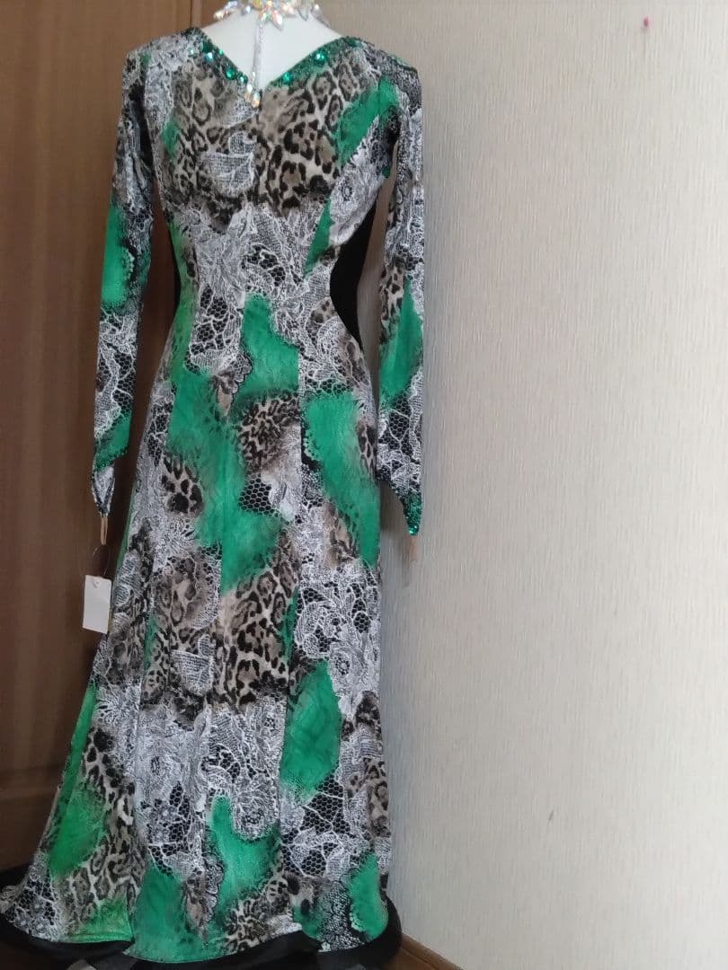 社交ダンス用ドレス 緑と黒のレオパード柄、グリーンのラインストーンが素敵なドレス