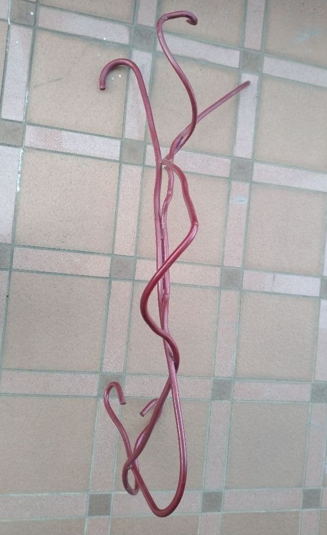 3本の鉄筋を組んだオブジェ