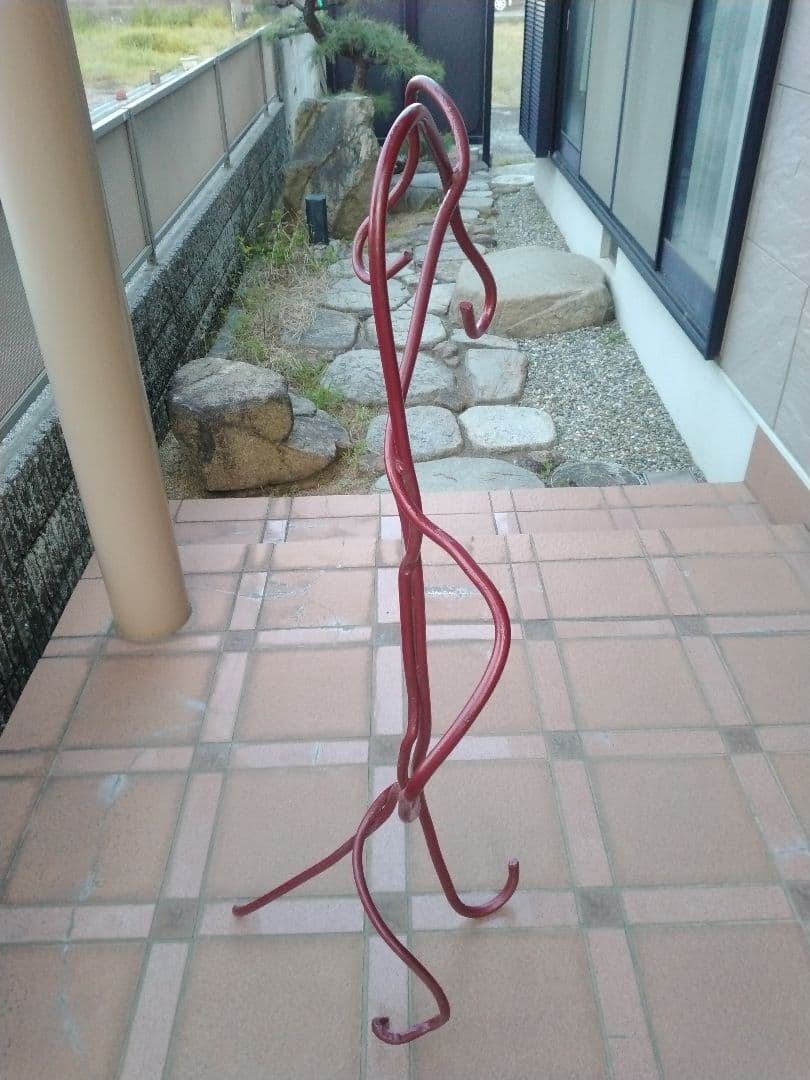 3本の鉄筋を組んだオブジェ