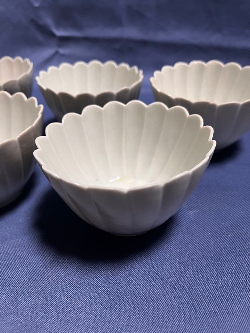 骨董　古伊万里　白磁　菊弁　向付　江戸中期　5個(共箱あり) 2個ホツあり