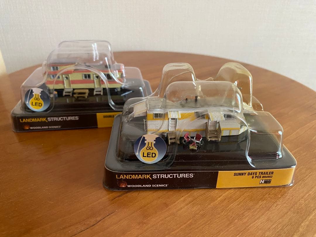 ウッドランドシーニックス 2階建てトレーラーハウス& 晴れの日のトレーラーハウス