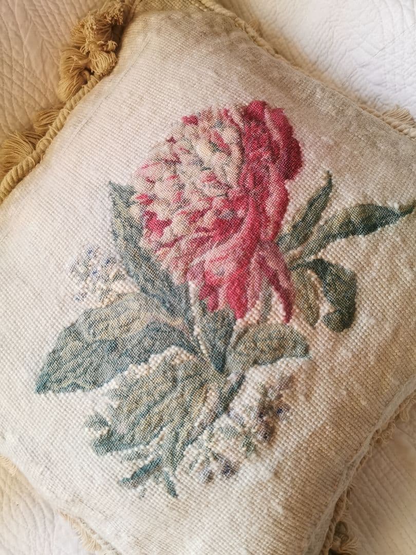 アンティークニードルポイント プチポワン薔薇色の多弁の花 リネンクッションカバー